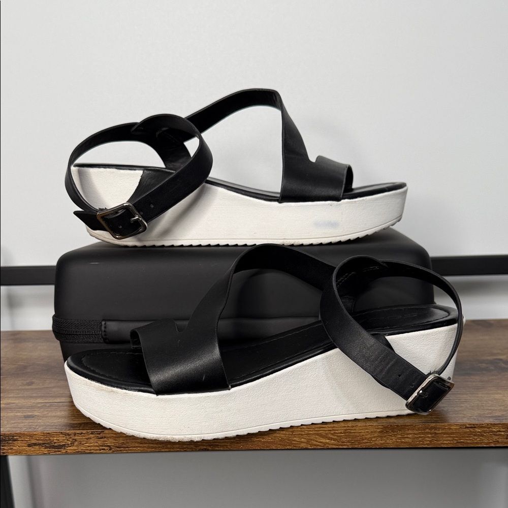 SODA Black and White Women's Platform Sandals Size 8.5